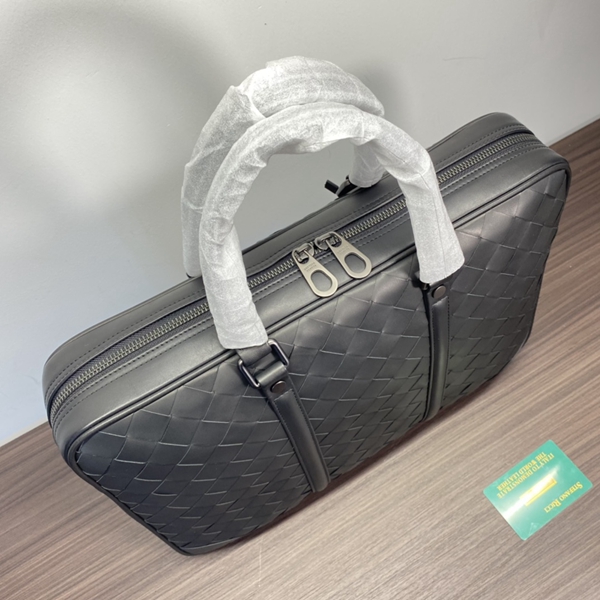 ボッテガヴェネタバッグ背面デザイン